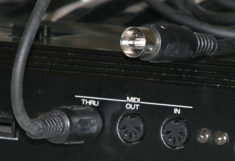 Soubor:Midi ports and cable.jpg