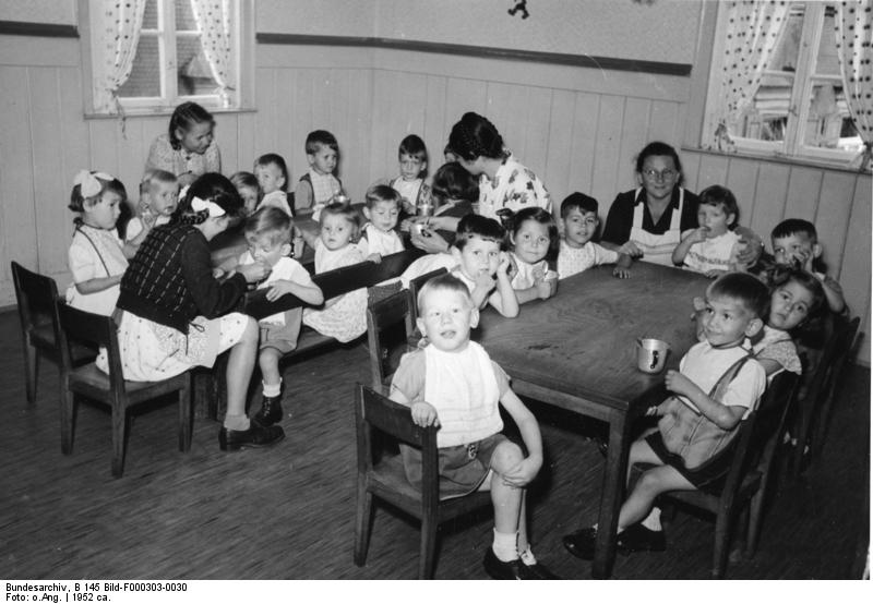 Soubor:Bundesarchiv B 145 Bild-F000303-0030, Alpirsbach, Waisenhaus.jpg