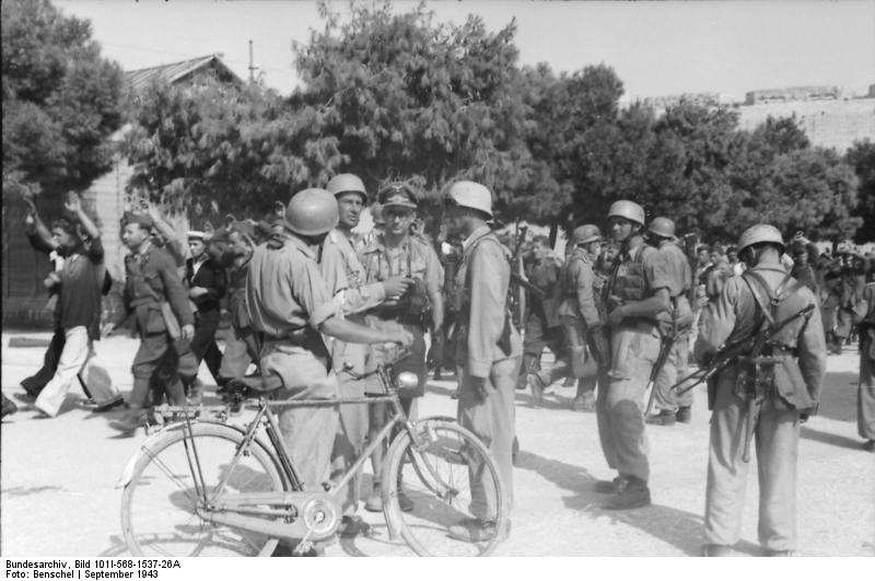 Soubor:Bundesarchiv Bild 101I-568-1537-26A, Italien, Fallschirmjäger, verhaftete Italiener.jpg