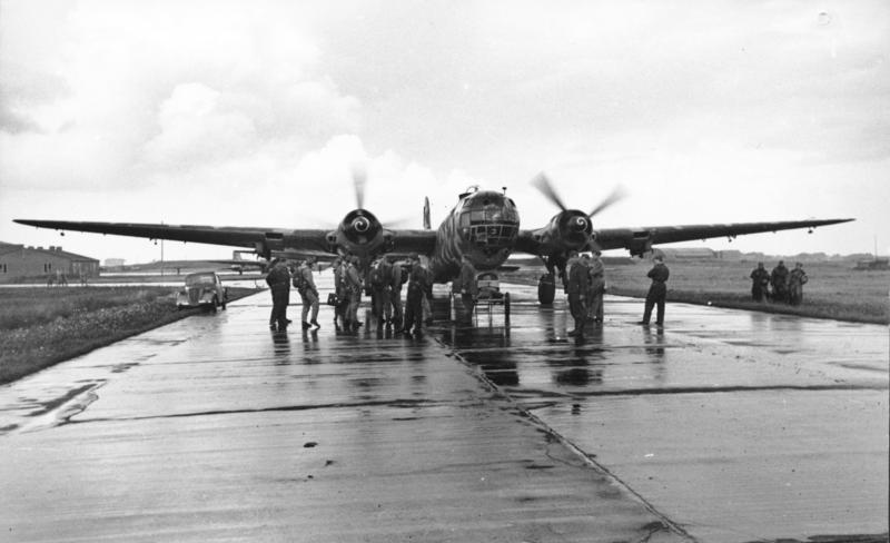 Soubor:Bundesarchiv Bild 101I-676-7969A-23, Flugzeug Heinkel He 177.jpg