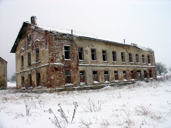 Soubor:Voitsdorf 28.12.04 Hutfabrik und Saal.jpg