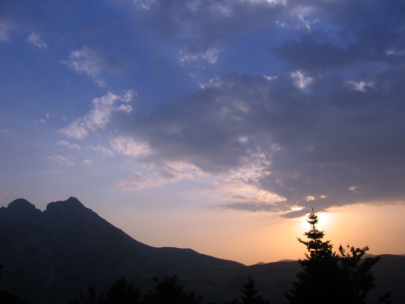 Soubor:Zalazak sunca na komovima.jpg