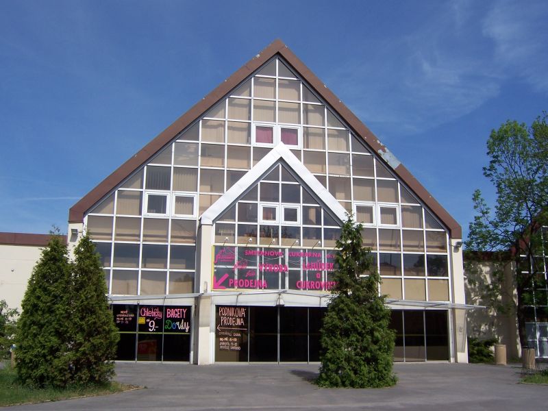 Soubor:Praha, Dolní Měcholupy, obchodní dům.jpg