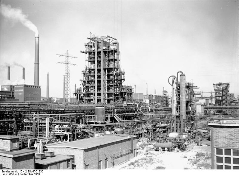 Soubor:Bundesarchiv DH 2 Bild-F-01930, Leuna-Werke, Destillationsanlagen.jpg