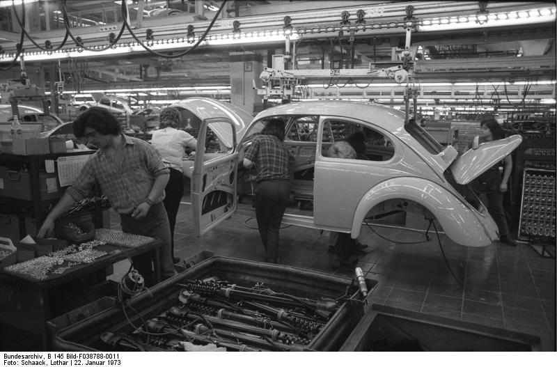 Soubor:Bundesarchiv B 145 Bild-F038788-0011, Wolfsburg, VW Autowerk, Käfer.jpg