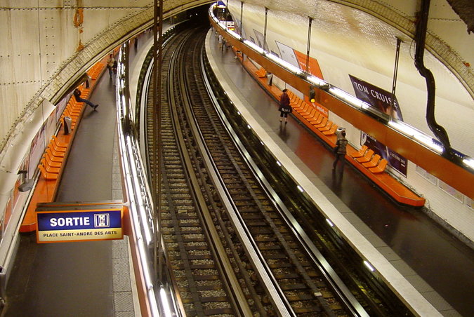 Soubor:11725735 ba634eead9 o Metro de Paris ligne 4 Saint Michel.jpg