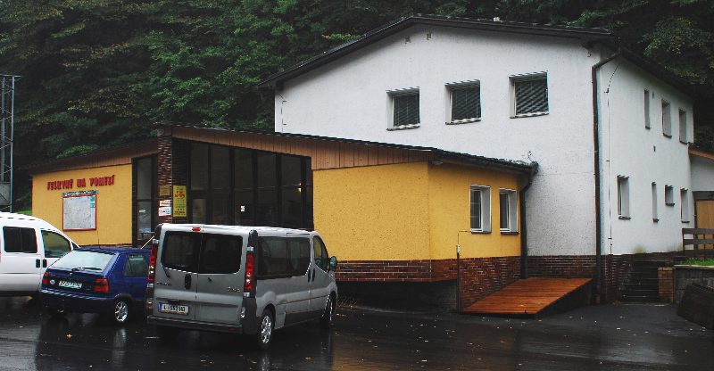 Soubor:GuentherZ 2008-09-17 1370 Lipova-lazne Tropfsteinhoehle Kassengebaeude Jeskyne Na Pomezí.jpg