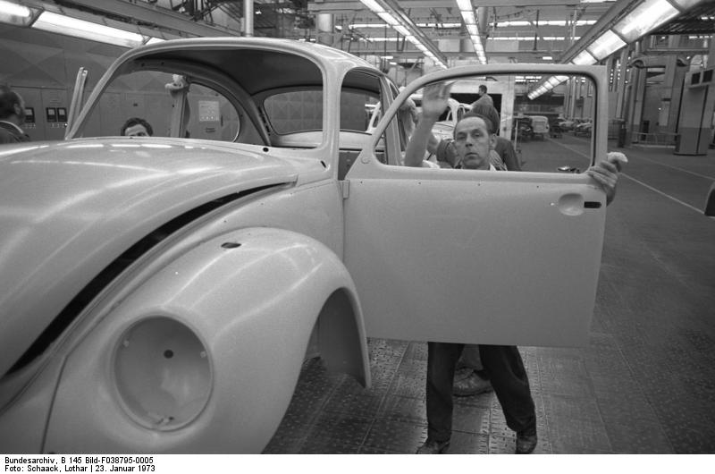 Soubor:Bundesarchiv B 145 Bild-F038795-0005, Wolfsburg, VW Autowerk, Käfer.jpg