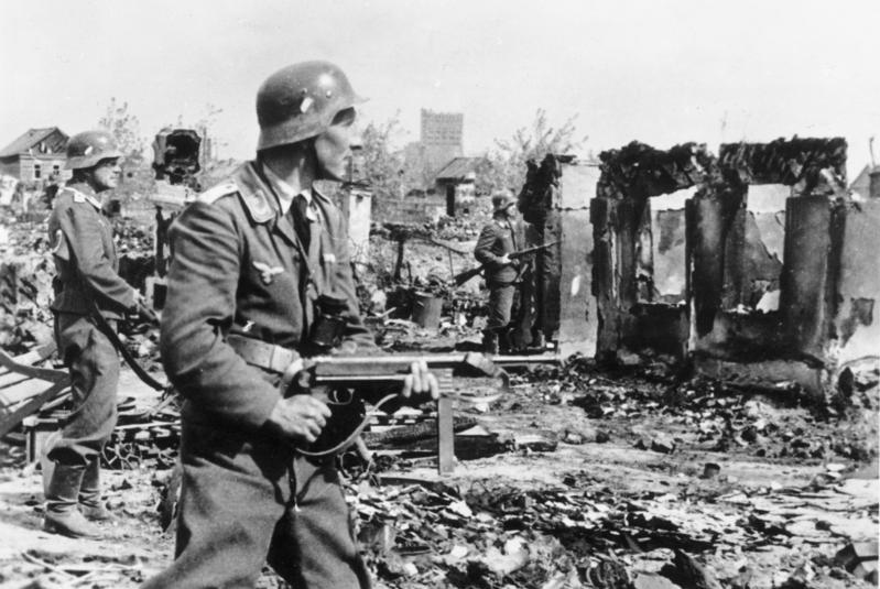 Soubor:Bundesarchiv Bild 183-B22478, Stalingrad, Luftwaffen-Soldaten in Ruinen.jpg