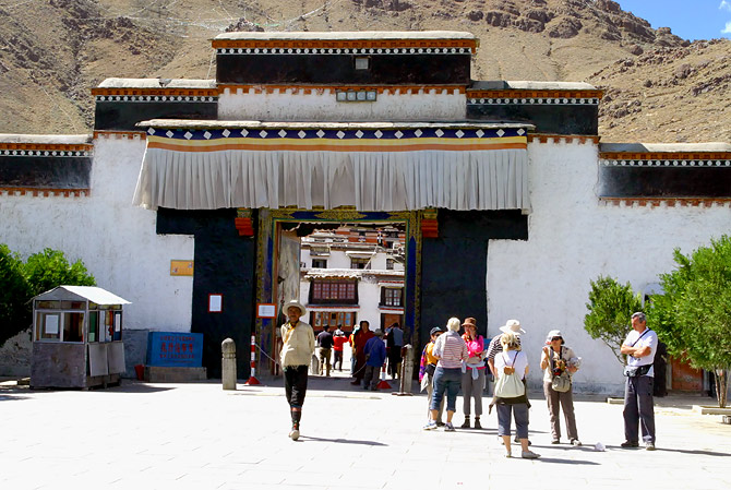 Soubor:Entrance to Tashilhunpo Monastery.jpg