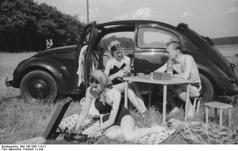 Soubor:Bundesarchiv Bild 146-1985-114-21, Picknick mit Volkswagen.jpg