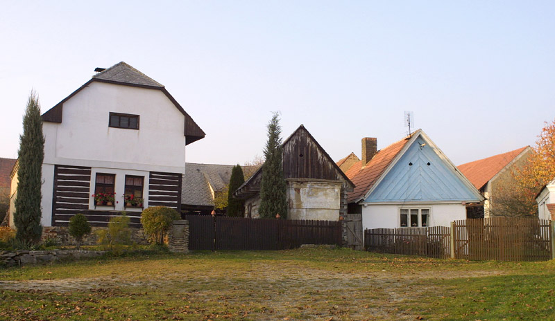 Soubor:Holovousy - domky.jpg