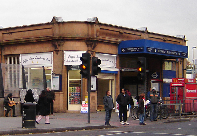 Soubor:Shepherds bush tube station 1.jpg