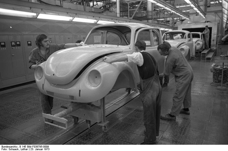 Soubor:Bundesarchiv B 145 Bild-F038795-0009, Wolfsburg, VW Autowerk, Käfer.jpg