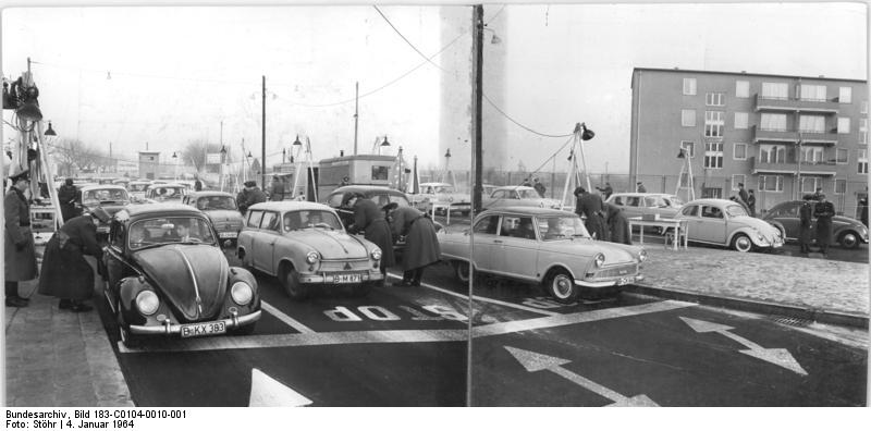 Soubor:Bundesarchiv Bild 183-C0104-0010-001, Berlin, Grenzübergang Sonnenallee, West-Berliner Besucher.jpg