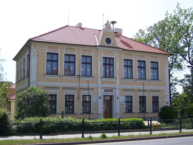 Soubor:Praha, Dolní Měcholupy, škola.jpg