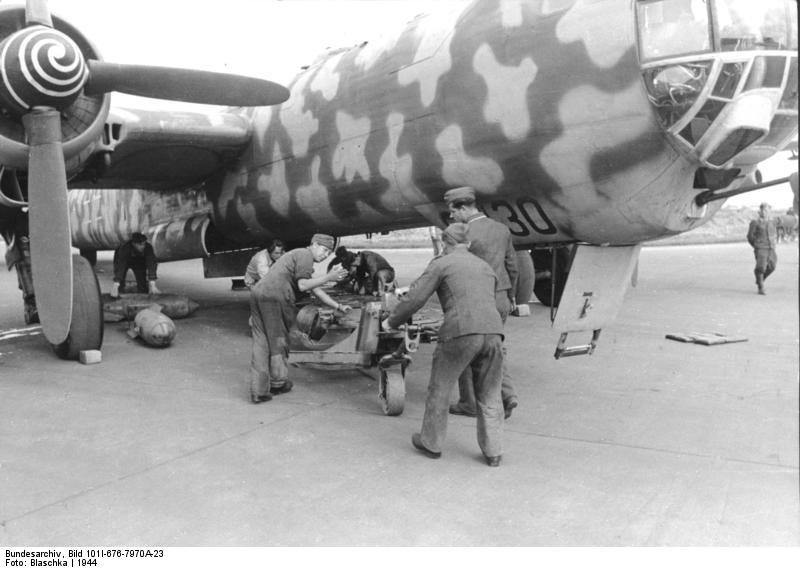 Soubor:Bundesarchiv Bild 101I-676-7970A-23, Flugzeug Heinkel He 177.jpg