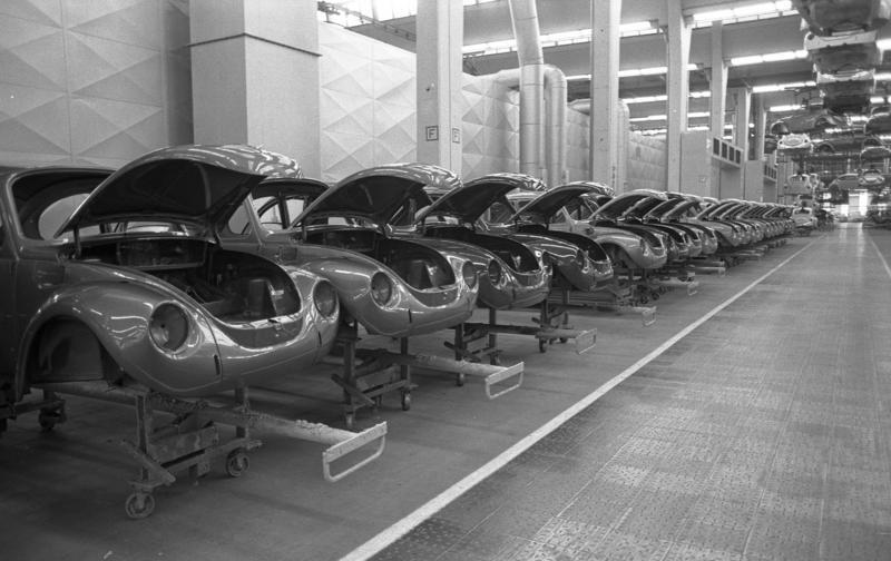 Soubor:Bundesarchiv B 145 Bild-F038795-0011, Wolfsburg, VW Autowerk, Käfer.jpg