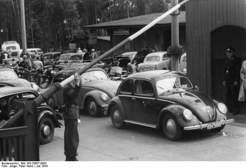 Soubor:Bundesarchiv Bild 183-25607-0003, Marienborn, Grenzkontrollpunkt, Schlagbaum.jpg
