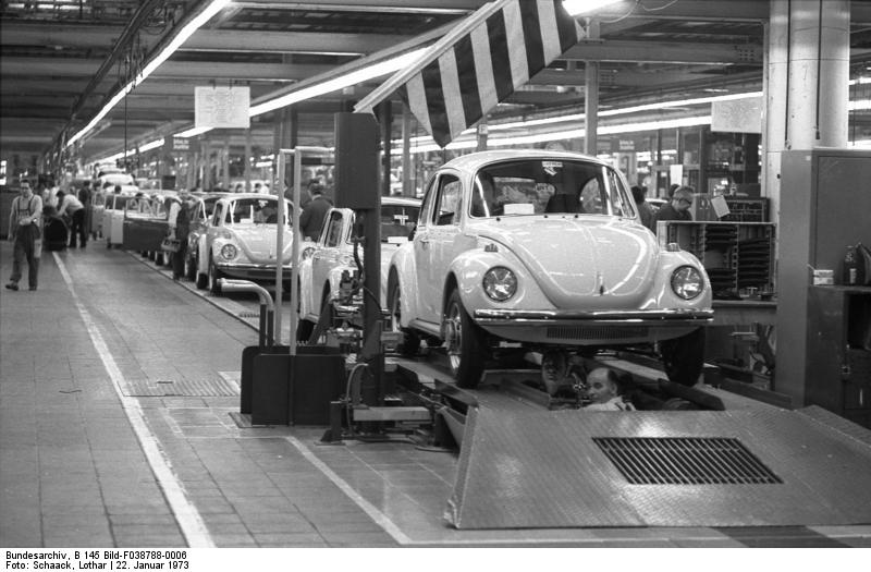 Soubor:Bundesarchiv B 145 Bild-F038788-0006, Wolfsburg, VW Autowerk, Käfer.jpg