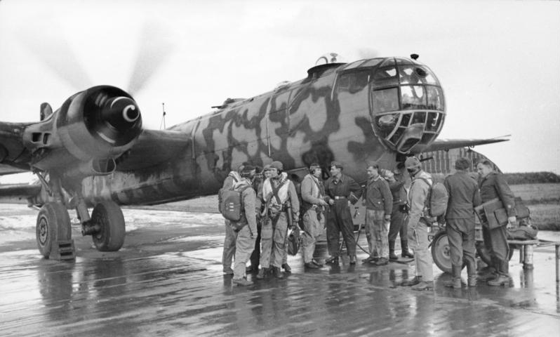 Soubor:Bundesarchiv Bild 101I-676-7969A-25, Flugzeug Heinkel He 177 mit Tarnanstrich.jpg