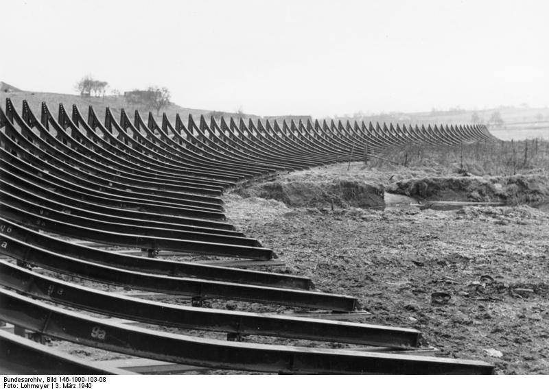 Soubor:Bundesarchiv Bild 146-1990-103-08, Westwall, Hemmkurven gegen Panzerkampfwagen.jpg