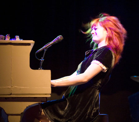 Soubor:Alison Sudol on piano.jpg