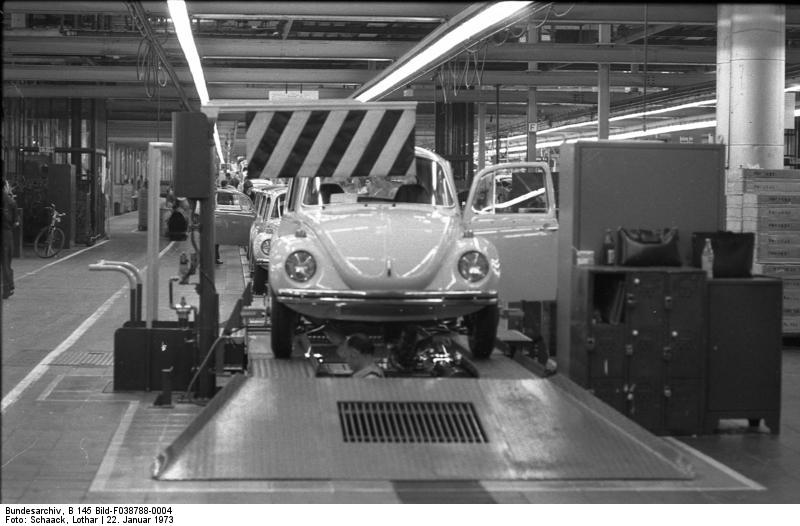 Soubor:Bundesarchiv B 145 Bild-F038788-0004, Wolfsburg, VW Autowerk, Käfer.jpg