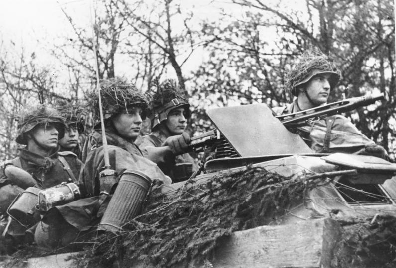 Soubor:Bundesarchiv Bild 183-J28519, Ardennenoffensive, Soldaten in Schützenpanzer.jpg