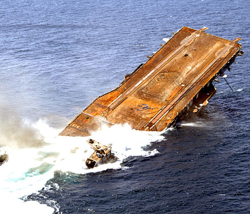 Soubor:USS Oriskany sinking.jpg
