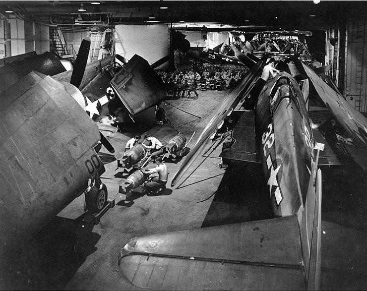 Soubor:USS Yorktown (CV-10) hangar view 1943.jpg
