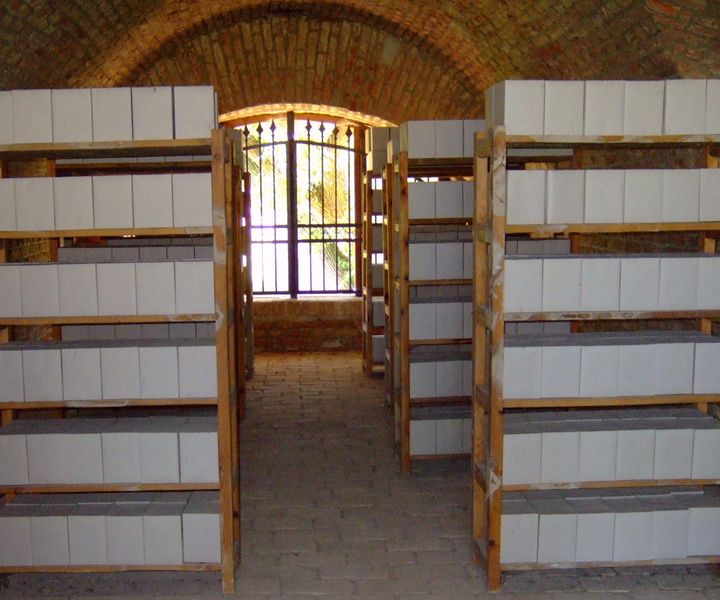 Soubor:Terezin CZ columbarium Ter8.jpg