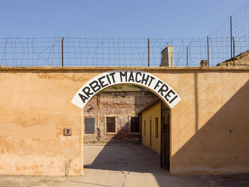 Soubor:Czech-2013-Terezin-Theresienstadt-Arbeit macht frei.jpg