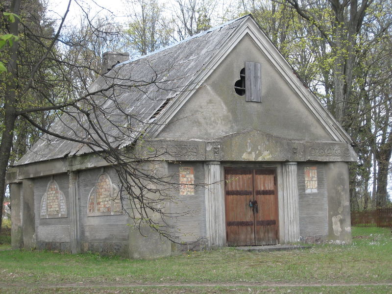 Soubor:Koplyčia senosiose Šilutes kapinese.jpg