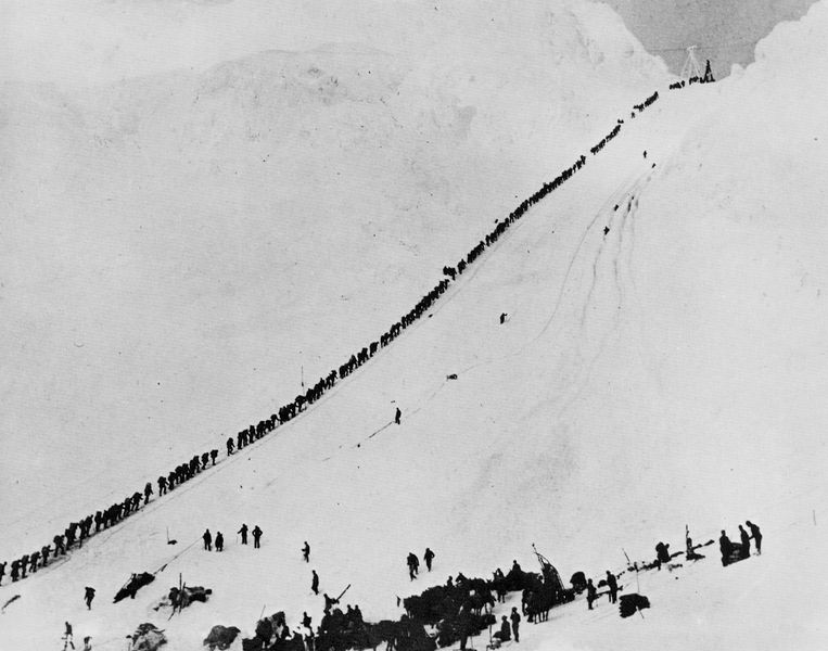 Soubor:Miners climb Chilkoot.jpg