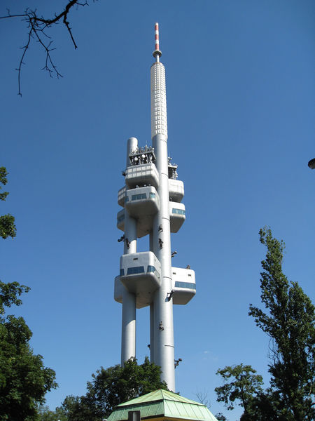 Soubor:Žižkov-Tv-tower-baby.jpg