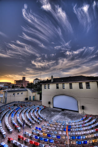 Bondi Pavillion stojí kousek od slavné pláže Bondi Beach !