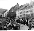 Bundesarchiv B 145 Bild-F010469-0003, Freiburg-Breisgau, Markt am Münsterplatz.jpg