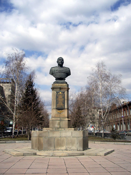 Soubor:Novosibirsk Krasnyi Prospekt 22 Pokryshkin.jpg