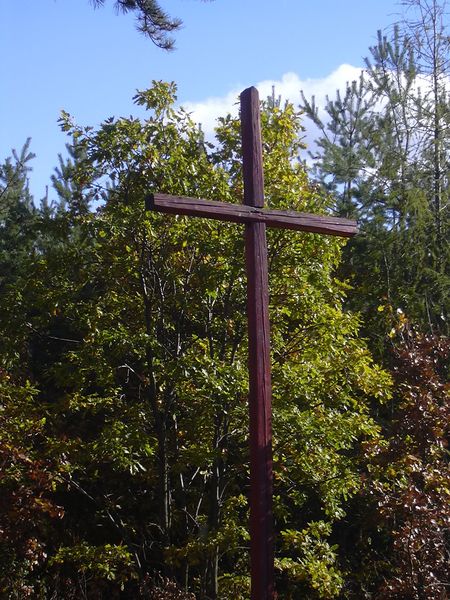 Soubor:Krivoklatsko cerveny kriz.jpg