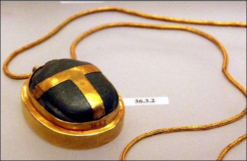 Soubor:Hatnofer's heart scarab.jpg
