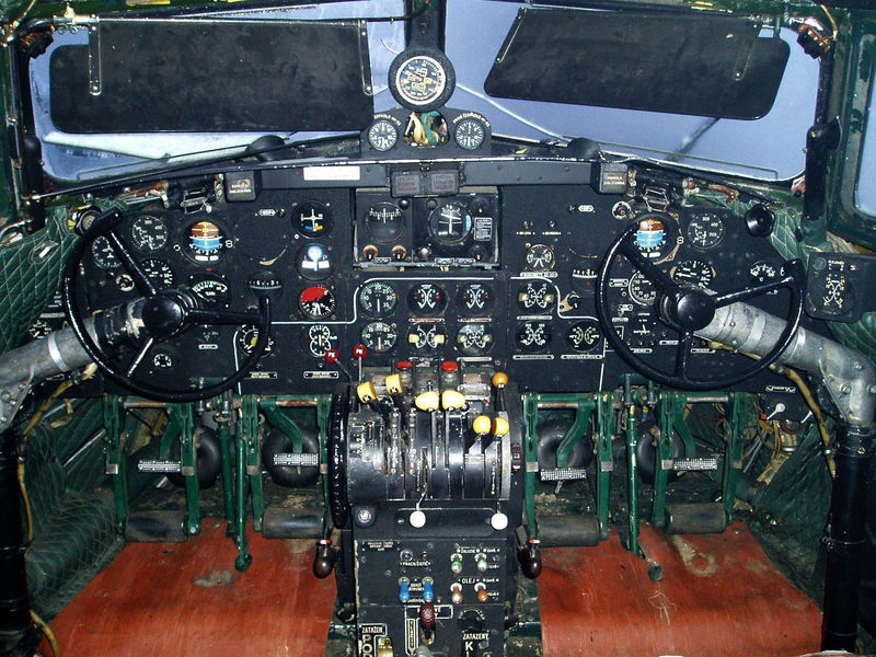 Soubor:Il-14 cockpit.jpg