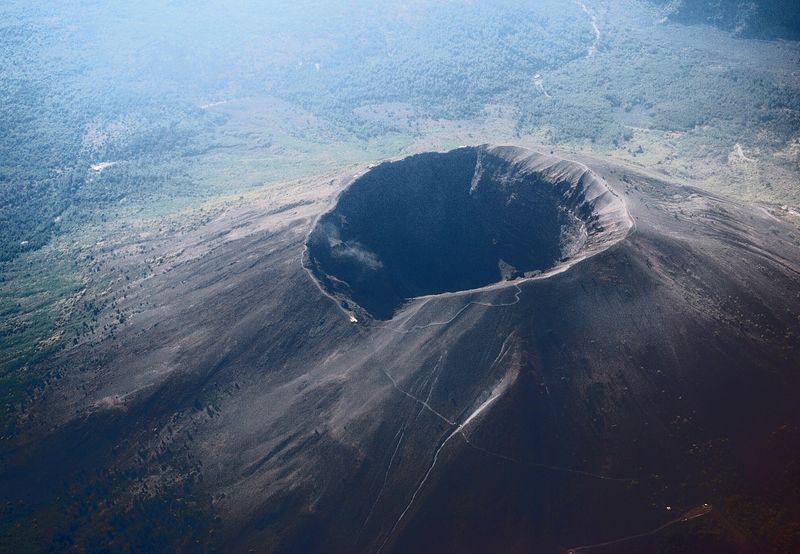 Soubor:Vesuvius from plane.jpg