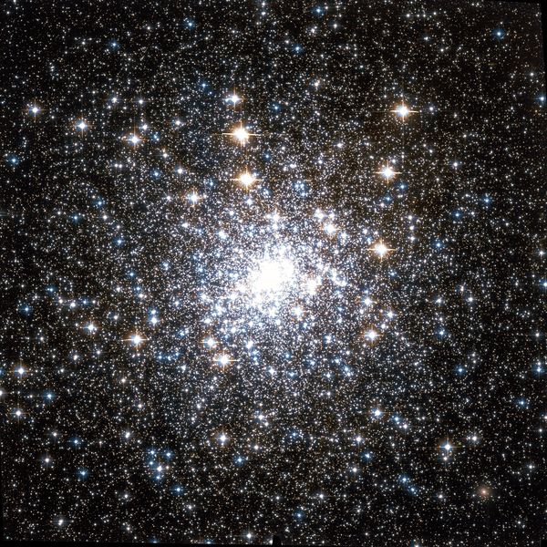 Soubor:Messier 30 Hubble WikiSky.jpg