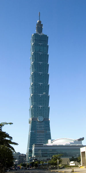 Soubor:Taipei101.portrait.altonthompson.jpg