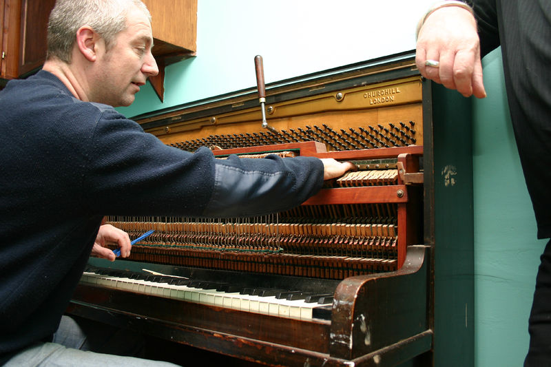 Soubor:Piano tuner.jpg