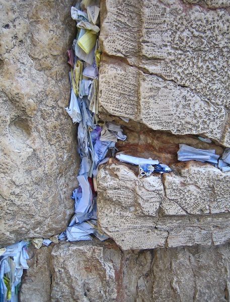 Soubor:Prayer Papers in the Western Wall.jpg